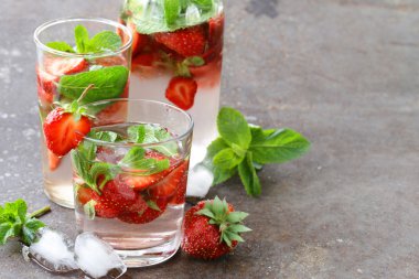 Nane ve buz ile yaz çilekli limonata