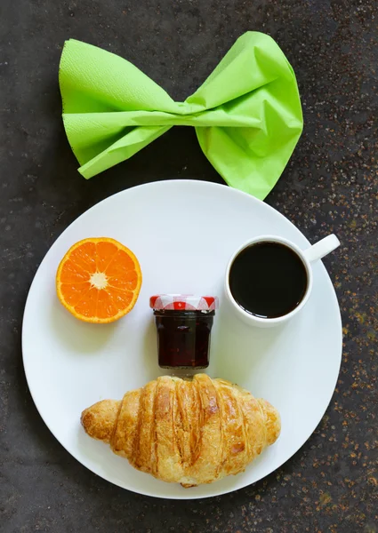 Сніданок, що подає смішне обличчя на тарілці (джа, круасан, апельсин та кава ) — стокове фото