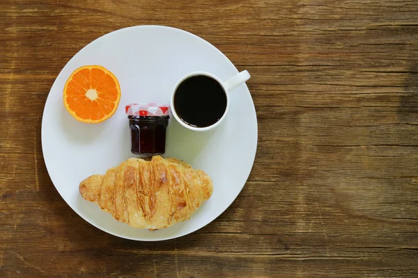 Sarapan menyajikan wajah lucu di piring (selai, croissant, jeruk dan kopi ) — Stok Foto