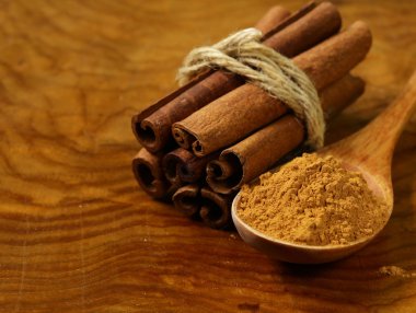 Güzel kokulu tarçın ve ahşap arka plan üzerinde zemin baharat