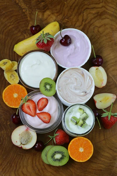 Assortimento di yogurt diverso per la prima colazione con bacche e frutta — Foto Stock