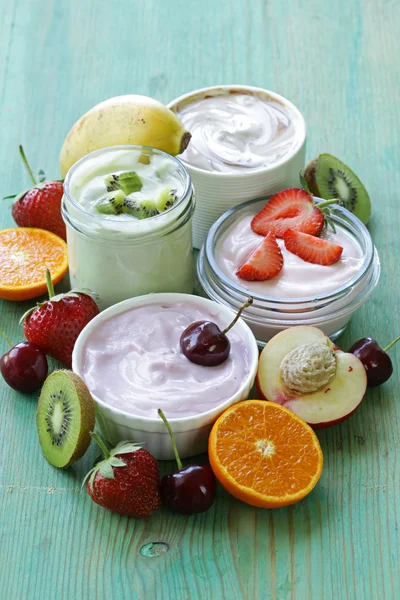 Sortiment různých jogurt k snídani s plody a ovoce — Stock fotografie