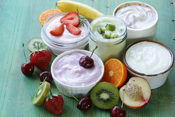 Assortment of different yogurt for breakfast with berries and fruits — Stock Photo, Image
