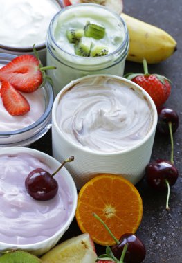 Farklı yoğurt ürün yelpazesine meyveler ve meyve ile kahvaltıda