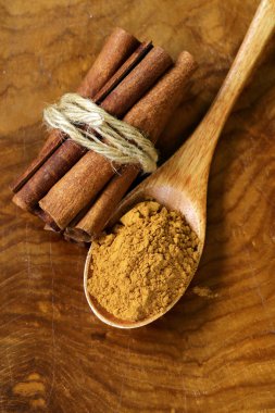 Güzel kokulu tarçın ve ahşap arka plan üzerinde zemin baharat