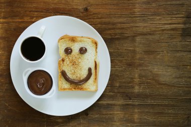 Komik surat (tost, çikolata yayıldı ve kahve plaka üzerinde hizmet veren Servis Kahvaltı)