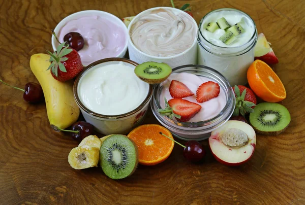 Sortiment různých jogurt k snídani s plody a ovoce — Stock fotografie