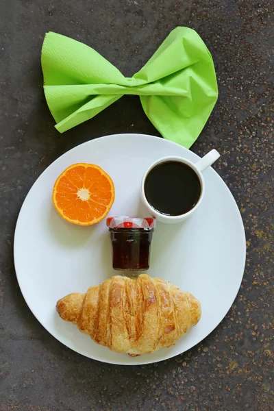 Breakfast serving funny face on the plate (jam, croissant, orange and coffee) — Stock Photo, Image