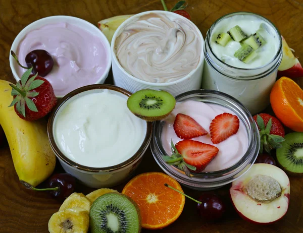 Farklı yoğurt ürün yelpazesine meyveler ve meyve ile kahvaltıda — Stok fotoğraf