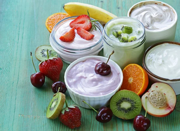 Asortyment różnych jogurt na śniadanie z jagód i owoców — Zdjęcie stockowe
