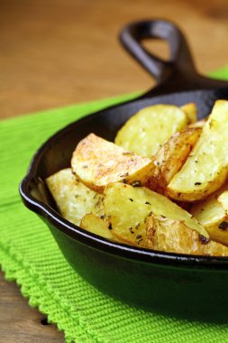 baharat bir dökme demir tavada kızarmış patates dilimleri