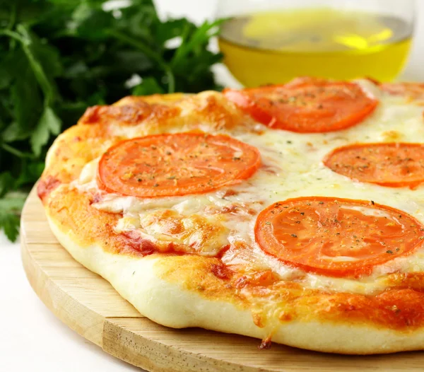 Pizza tradicional italiana com molho de tomate e queijo — Fotografia de Stock