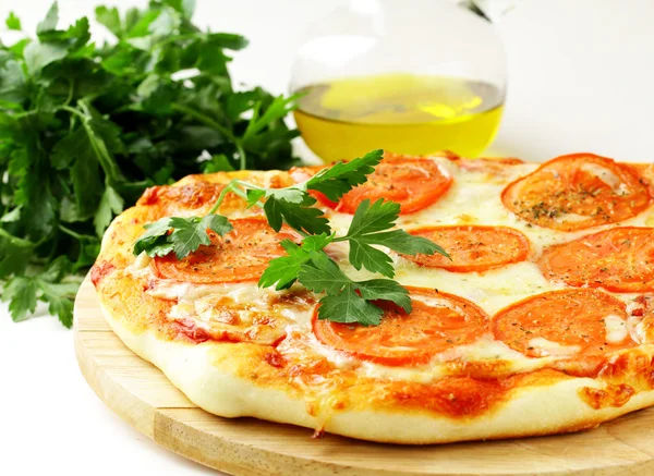 Pizza tradicional de comida italiana con salsa de tomate y queso —  Fotos de Stock