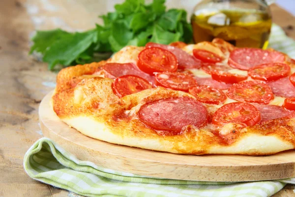 Pizza tradicional italiana com molho de tomate e queijo — Fotografia de Stock