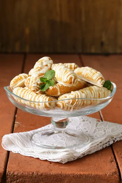 Cookies for dessert with white chocolate in glass stand — Stock Photo, Image