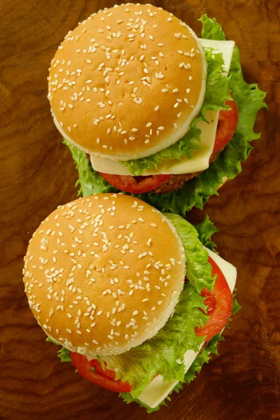 Cheeseburger traditionnel à la laitue verte et tomates — Photo