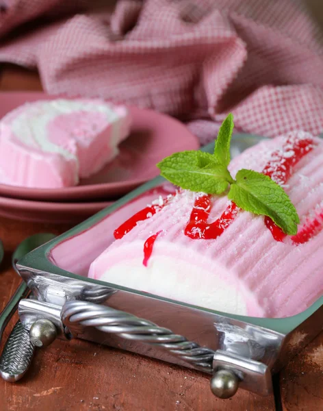 Fresa pastel de vainilla rollo de helado con menta y salsa de bayas —  Fotos de Stock