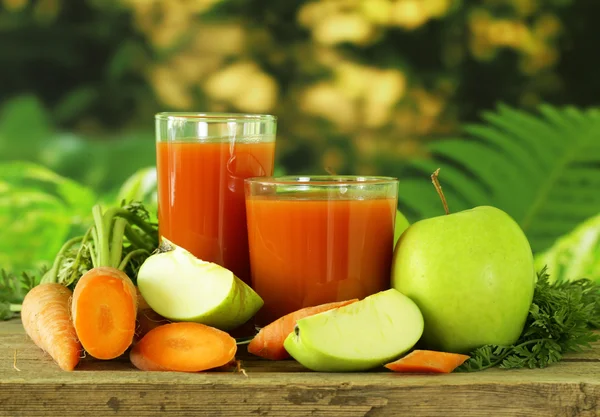 Natural organic fresh juice of carrots and green apple - healthy eating — Stock Photo, Image