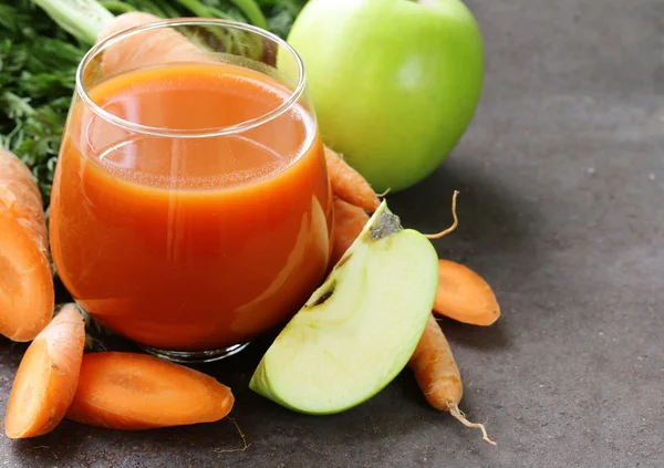 Jugo fresco orgánico natural de zanahorias y manzana verde - alimentación saludable — Foto de Stock