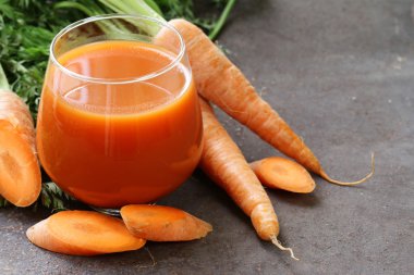 Doğal organik havuç taze meyve suyu - sağlıklı gıda