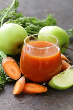 doğal organik taze meyve suyu havuç ve yeşil elma - sağlıklı yeme