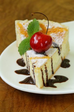 pudra şekeri ve beyaz tabakta kiraz ile ev yapımı cheesecake