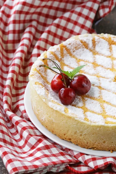 Pastel de queso casero con azúcar en polvo y cereza en un plato blanco —  Fotos de Stock