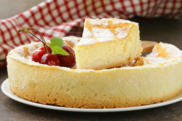 Pudra şekeri ve beyaz tabakta kiraz ile ev yapımı cheesecake — Stok fotoğraf