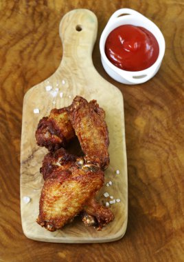 Sos ve baharatlı kızarmış tavuk kanadı.