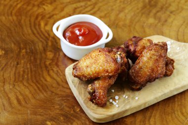 Sos ve baharatlı kızarmış tavuk kanadı.