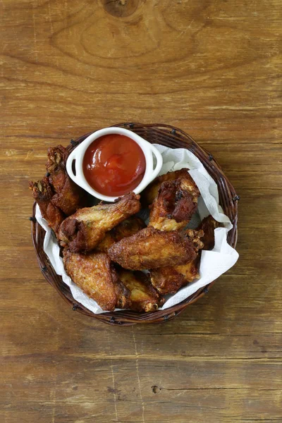 Gebakken kippenvleugels met saus en specerijen — Stockfoto