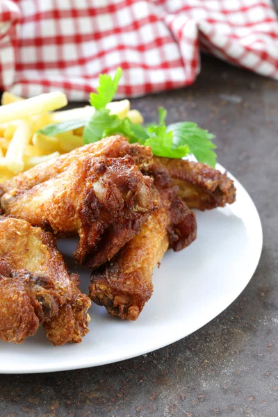 Gebakken kippenvleugels met saus en specerijen — Stockfoto