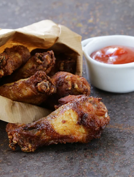 Gebakken kippenvleugels met saus en specerijen — Stockfoto