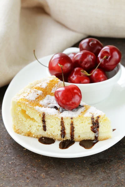 Sernik domowy z cukrem pudrem i wiśni na białym talerzu — Zdjęcie stockowe