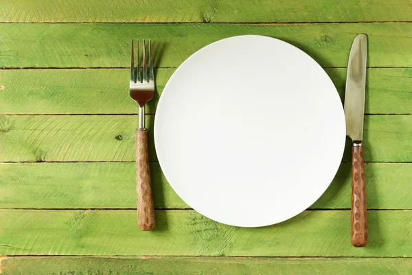 Üres tányér, evőeszköz, szalvéta – inkább a fából készült háttér — Stock Fotó
