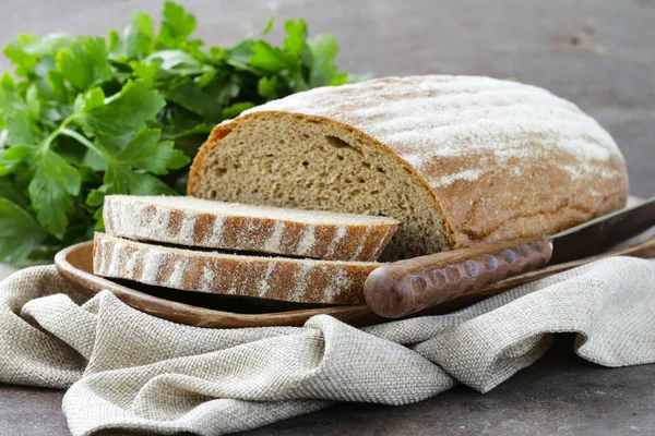 Domowe bochenek chleba żytniego na płyty drewniane — Zdjęcie stockowe