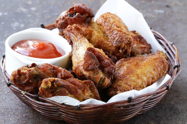 Gebakken kippenvleugels met saus en specerijen — Stockfoto