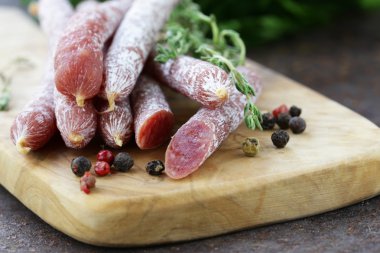 otlar ve baharatlar ile ince salam sosis snack