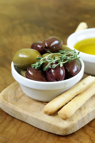 Olive nere e verdi sott'olio alle erbe — Foto Stock