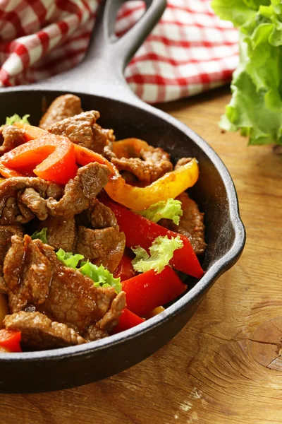 Beef Fajitas with colorful bell peppers in pan on a wooden table — Stock Photo, Image