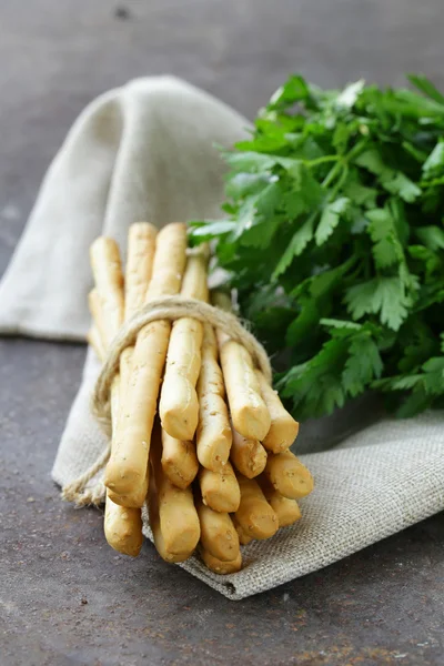 Bastoncini di pane con sesamo e sale — Foto Stock