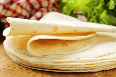 ev yapımı tam buğday unu ekmeği ahşap bir masa üzerine yığını