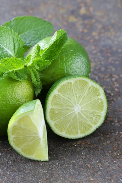 Fresh natural organic green lime with mint leaves — Stock Photo, Image