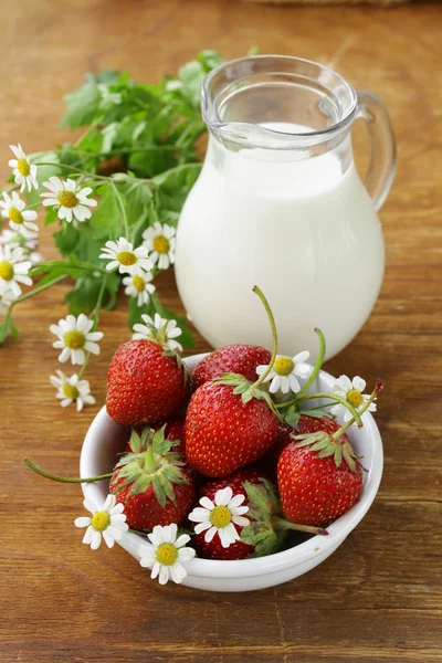 Dolce estivo - fragole dolci fresche e latte — Foto Stock