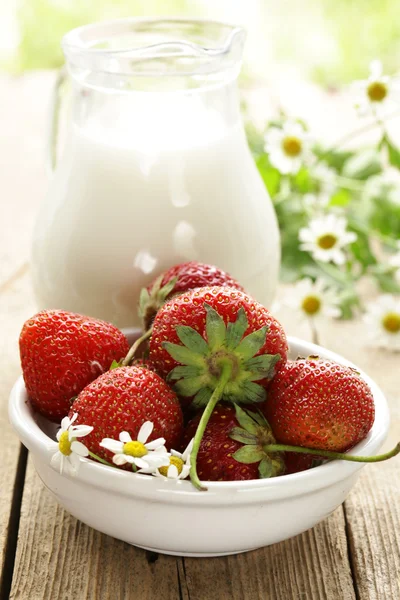 Letní dezert - čerstvé sladké jahody a mléko — Stock fotografie