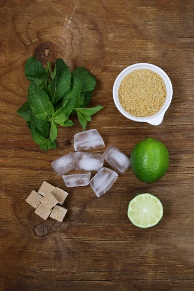 Ingrédients pour la fabrication de mojito - citron vert, sucre, menthe et glace — Photo