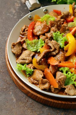 sığır eti fajitas ahşap bir masa üzerinde tavada renkli biber ile