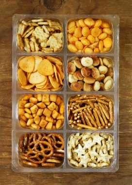 çeşitli tuzlu atıştırmalıklar - kraker, cips, Kuruyemiş, simit