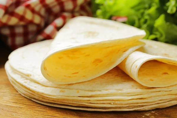 Zásobník domácí celozrnné mouky tortily na dřevěný stůl — Stock fotografie