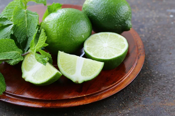 Fresco naturale biologico verde lime con foglie di menta — Foto Stock